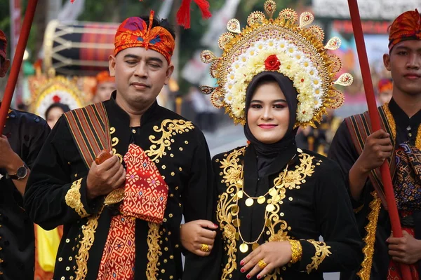 Indonesisch Met Een Traditioneel Kostuum Van Nusa Tenggara Barat Ben — Stockfoto