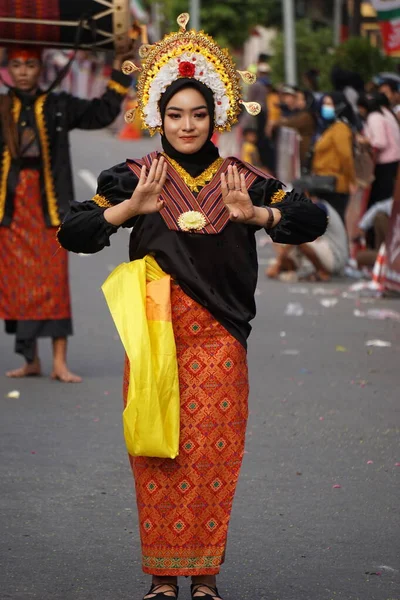 在Ben嘉年华 Ben Carnival 来自Nusa Tenggara Barat的Dinde Belek Naquang Beleq 这种舞蹈是在神圣的仪式和婚礼上表演的 — 图库照片