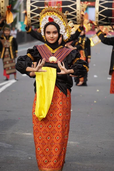 在Ben嘉年华 Ben Carnival 来自Nusa Tenggara Barat的Dinde Belek Naquang Beleq 这种舞蹈是在神圣的仪式和婚礼上表演的 — 图库照片
