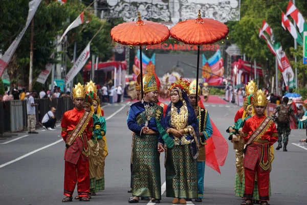 Indonésio Com Traje Tradicional Nusa Tenggara Barat Ben Carnival — Fotografia de Stock