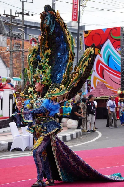Indonesierin Mit Exotischem Kostüm Beim Ben Karneval — Stockfoto