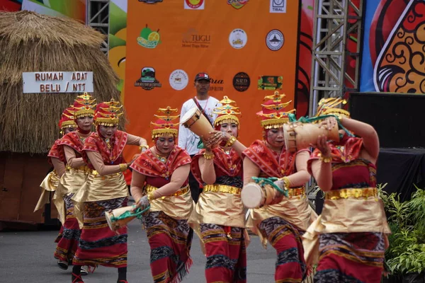 Танец Львов Нуса Тенггара Тимура Ben Carnival Танец Почтить Гостей — стоковое фото