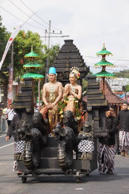 BEN Karnavalı 'ndaki Yogyakarta' dan geleneksel gelinliğiyle Endonezyalı.