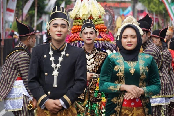Індонезійська Традиційною Весільною Сукнею Джокьякарта Бене Карнавал — стокове фото