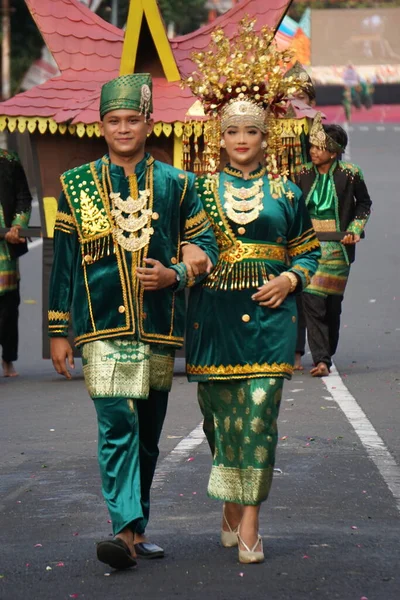 Indonesio Con Traje Tradicional Riau Carnaval Ben —  Fotos de Stock