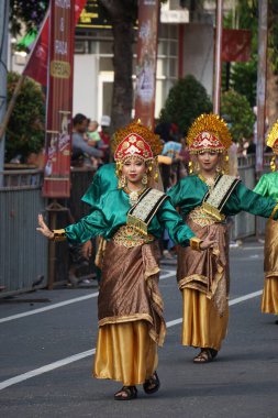 BEN karnavalında Riau 'dan Zapin melayu dansı. Zapin Arapça 