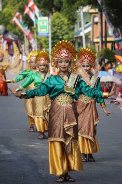BEN karnavalında Riau 'dan Zapin melayu dansı. Zapin Arapça 