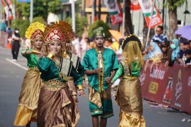 BEN karnavalında Riau 'dan Zapin melayu dansı. Zapin Arapça 