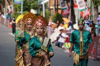 BEN karnavalında Riau 'dan Zapin melayu dansı. Zapin Arapça 