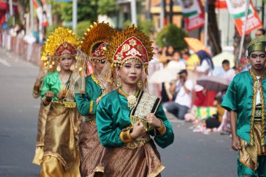 BEN karnavalında Riau 'dan Zapin melayu dansı. Zapin Arapça 