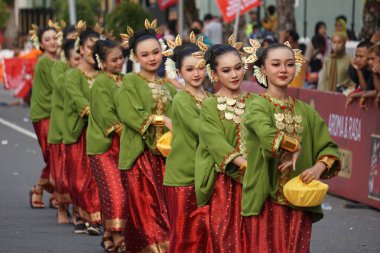 Batı Sulawesi 'den Makkappu mandar dansı. Bu dans, Mandar halkının komşularına, ailesine ve akrabalarına yiyecek getirerek iletişimde kalma geleneğini tasvir ediyor.