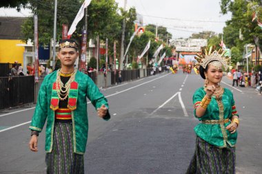 BEN Karnavalı 'nda Batı Sulawesi' den geleneksel kostümlü Endonezyalı.