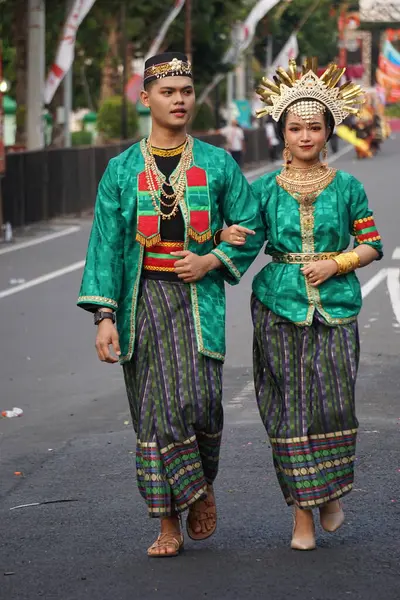 Indonesio Con Traje Tradicional Sulawesi Del Oeste Carnaval Ben — Foto de Stock