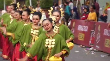 Batı Sulawesi 'den Makkappu mandar dansı. Bu dans, Mandar halkının komşularına, ailesine ve akrabalarına yiyecek getirerek iletişimde kalma geleneğini tasvir ediyor.