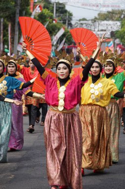 BEN karnavalındaki Güney Sulawesi 'den Mappadendang dansı. Bu dans, bir bölgedeki başarılı pirinç hasadı için Tanrı 'ya olan minnettarlığımızın göstergesidir.