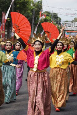 BEN karnavalındaki Güney Sulawesi 'den Mappadendang dansı. Bu dans, bir bölgedeki başarılı pirinç hasadı için Tanrı 'ya olan minnettarlığımızın göstergesidir.