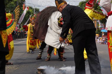 BEN karnavalında Güney Sulawesi 'den Mabbisu dansı. Bu dansa Maggiri de denir çünkü dansçının vücuduna keskin nesneler sokar.