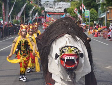BEN karnavalında Güney Sulawesi 'den Mabbisu dansı. Bu dansa Maggiri de denir çünkü dansçının vücuduna keskin nesneler sokar.