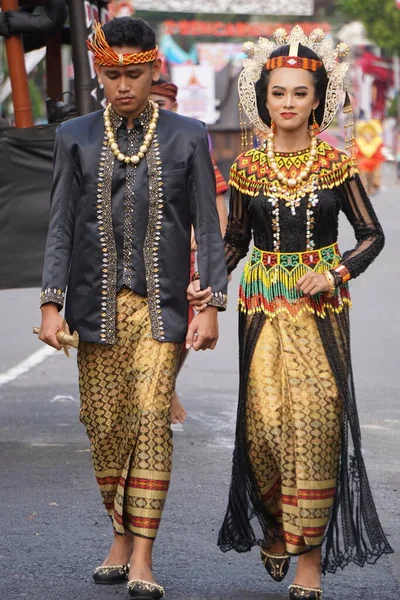 Indonesio Con Traje Tradicional Sulawesi Del Sur Carnaval Ben — Foto de Stock