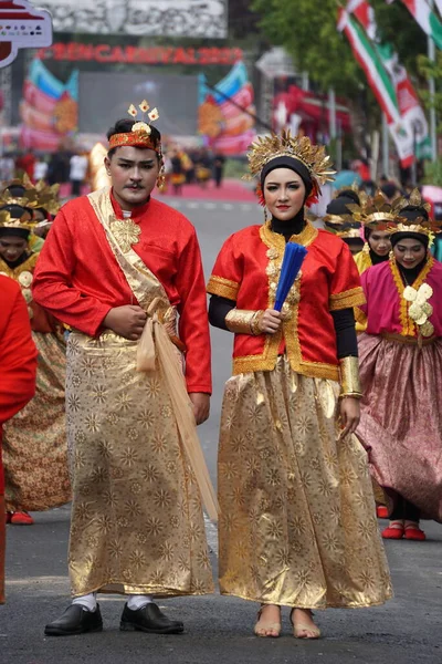 カーニバルの南スラウェシの伝統衣装を着たインドネシア人 — ストック写真