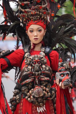 BEN karnavalında Kuzey Sulawesi 'den Kabasaran dansı. Kabasaran, Minahasa, Kuzey Sulawesi 'den bir savaş dansıdır.