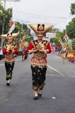 BEN karnavalında Batı Sumatera 'dan Bagurau dansı. Bu dans, Minang insanlarının bir şey aldıkları zaman ne kadar minnettar olduklarını anlatıyor.