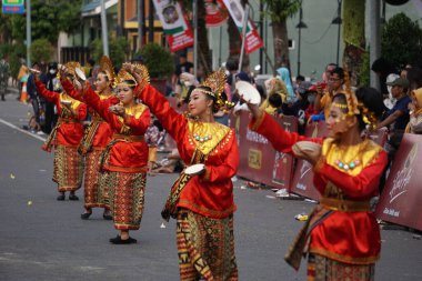 BEN Karnavalı 'nda Batı Sumatera' dan korsanlık dansı. Bu dans, bol hasattan sonra tanrılara olan minnettarlığımızın bir göstergesidir.