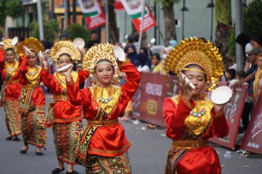 BEN Karnavalı 'nda Batı Sumatera' dan korsanlık dansı. Bu dans, bol hasattan sonra tanrılara olan minnettarlığımızın bir göstergesidir.