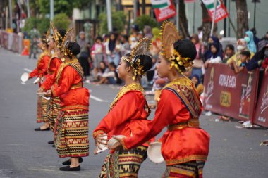 BEN Karnavalı 'nda Batı Sumatera' dan korsanlık dansı. Bu dans, bol hasattan sonra tanrılara olan minnettarlığımızın bir göstergesidir.