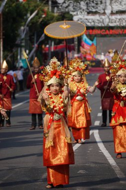 BEN Karnavalı 'ndaki Sumatera Selatan' dan cinsiyet dansı. Bu dans, Palembang kızlarının onur konuklarını karşıladıkları zamanı tasvir eder.