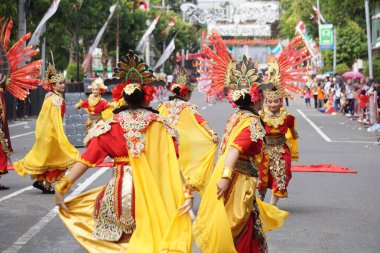 BEN karnavalında kuzey sumatera 'dan Tuwu dansı. Bu dans, kral için çalışan insanlar için bir beraberlik ve cesaret işaretidir.