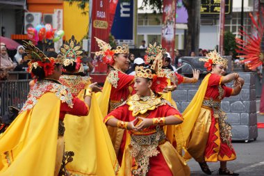 BEN karnavalında kuzey sumatera 'dan Tuwu dansı. Bu dans, kral için çalışan insanlar için bir beraberlik ve cesaret işaretidir.