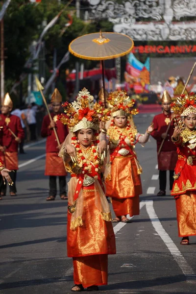 BEN Karnavalı 'ndaki Sumatera Selatan' dan cinsiyet dansı. Bu dans, Palembang kızlarının onur konuklarını karşıladıkları zamanı tasvir eder.