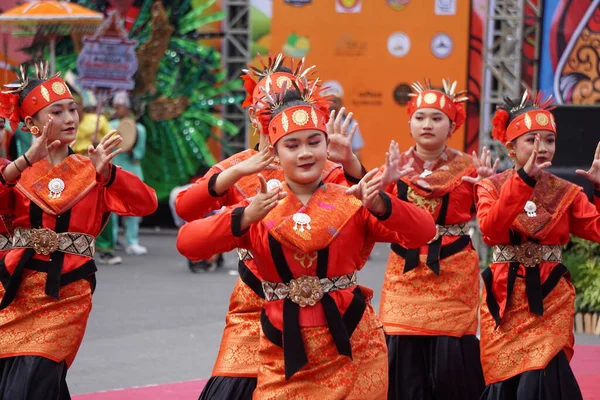 Ben Karnavalı Ndaki Kuzey Sumatera Dan Tor Dance Dans Onun — Stok fotoğraf