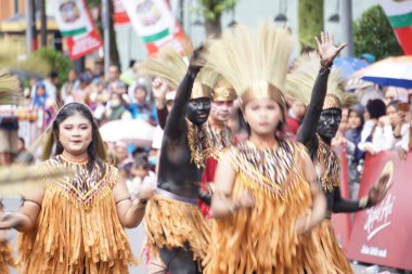 Balada cendrawasih, BEN karnavalında papua 'dan dans ediyor. Bu dans, iki kabile arasındaki çatışmayı ve kuş cennetini korumayı anlatıyor.