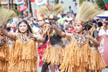 Balada cendrawasih, BEN karnavalında papua 'dan dans ediyor. Bu dans, iki kabile arasındaki çatışmayı ve kuş cennetini korumayı anlatıyor.