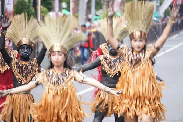 stock image Balada cendrawasih dance from papua at BEN Carnival. This dance tells about the conflict between 2 tribes and also tells about trying to preserve birds paradise