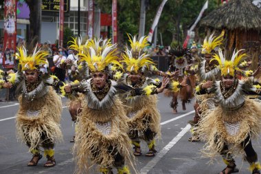Yospan (yosim pancar) BEN Karnavalı 'nda Batı Papua' dan dans eder. Bu dans Biak Numfor gençleri arasındaki dostluğu ve ortaklığı tasvir ediyor.