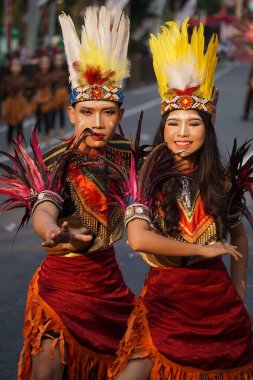 BEN Karnavalı 'nda Güneybatı Papua' dan geleneksel kostümlü Endonezyalı.