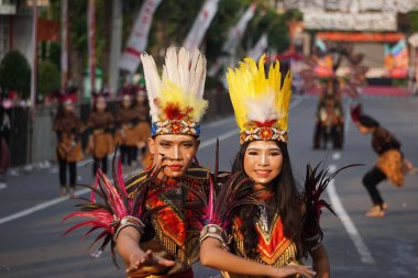 BEN Karnavalı 'nda Güneybatı Papua' dan geleneksel kostümlü Endonezyalı.