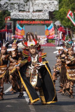 BEN karnavalında Güney Papua dansı. Bu dans savaşa giden askerleri cesaretlendirmek için kullanıldı ve şimdi misafirleri ağırlamak için kullanılıyor. 