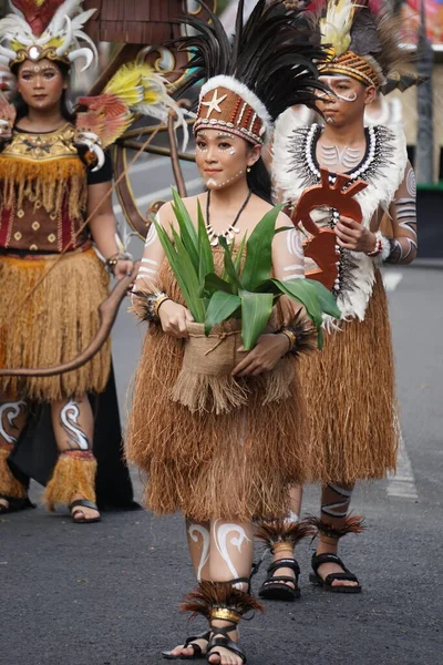 印度尼西亚人在Ben狂欢节上穿着来自中央木瓜的传统服装 — 图库照片