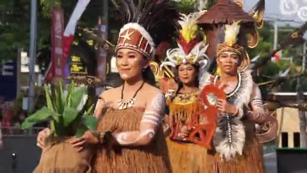 Indonesiano Con Costume Tradizionale Dalla Papua Centrale Carnevale Ben — Video Stock