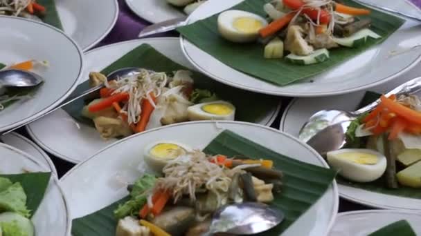 Gado Gado Typowe Indonezyjskie Jedzenie Zawierające Gotowane Warzywa Jajka Plasterkach — Wideo stockowe