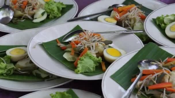 Gado Gado Haşlanmış Sebze Dilimlenmiş Yumurta Tofu Içeren Kızarmış Soğan — Stok video