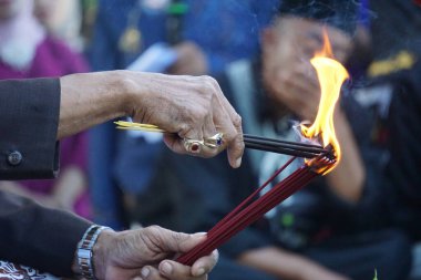 Geleneksel ayinler için el ele tutuşmak ve tütsü yakmak
