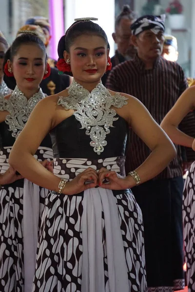 Geleneksel Kıyafetleri Olan Geleneksel Endonezyalı Dansçılar — Stok fotoğraf