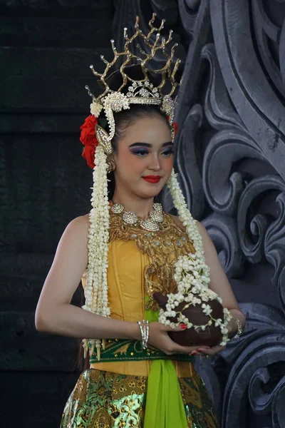 Indonezyjskie Tradycyjne Tancerki Tradycyjnymi Ubraniami — Zdjęcie stockowe