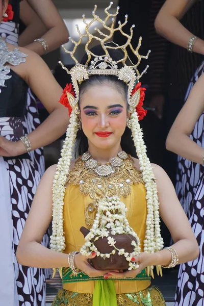 身穿传统服装的印度尼西亚传统舞蹈家 — 图库照片