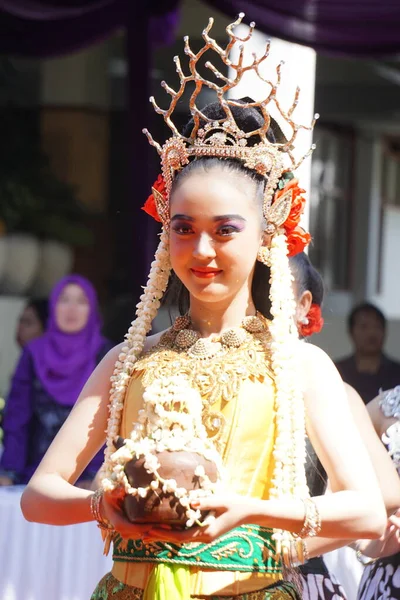 伝統的な服を着たインドネシアの伝統舞踊家 — ストック写真
